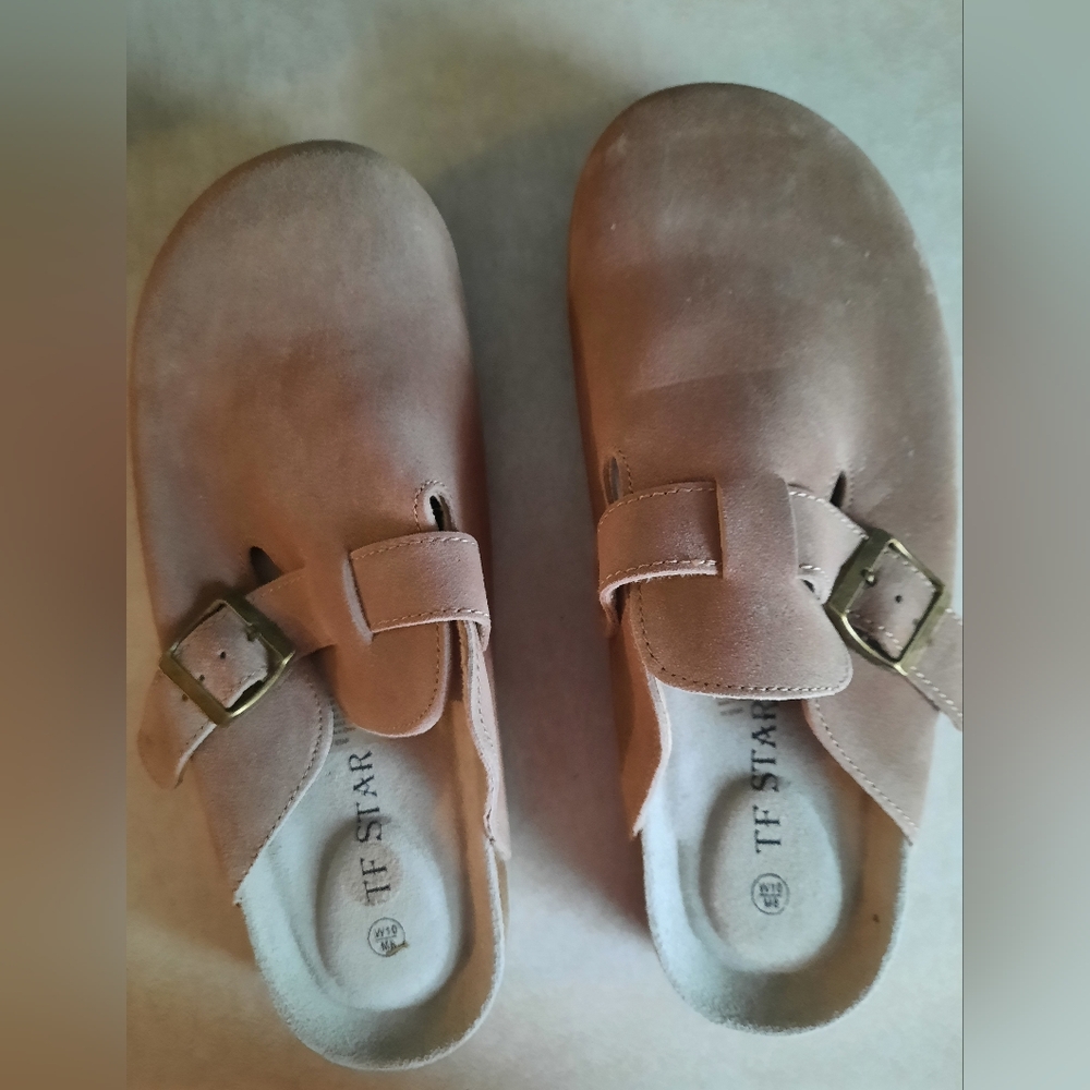 New, Women's Size 10 Tan Leather Slip on Shoes.